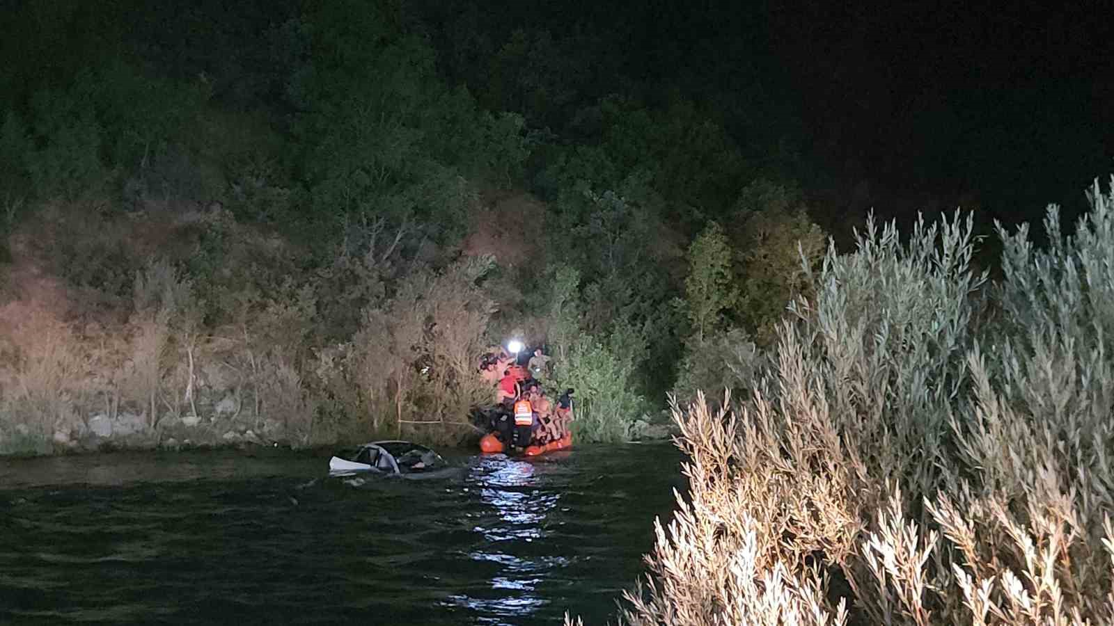 Tunceli’de araç Munzur Nehri’ne yuvarlandı: 2 yaralı