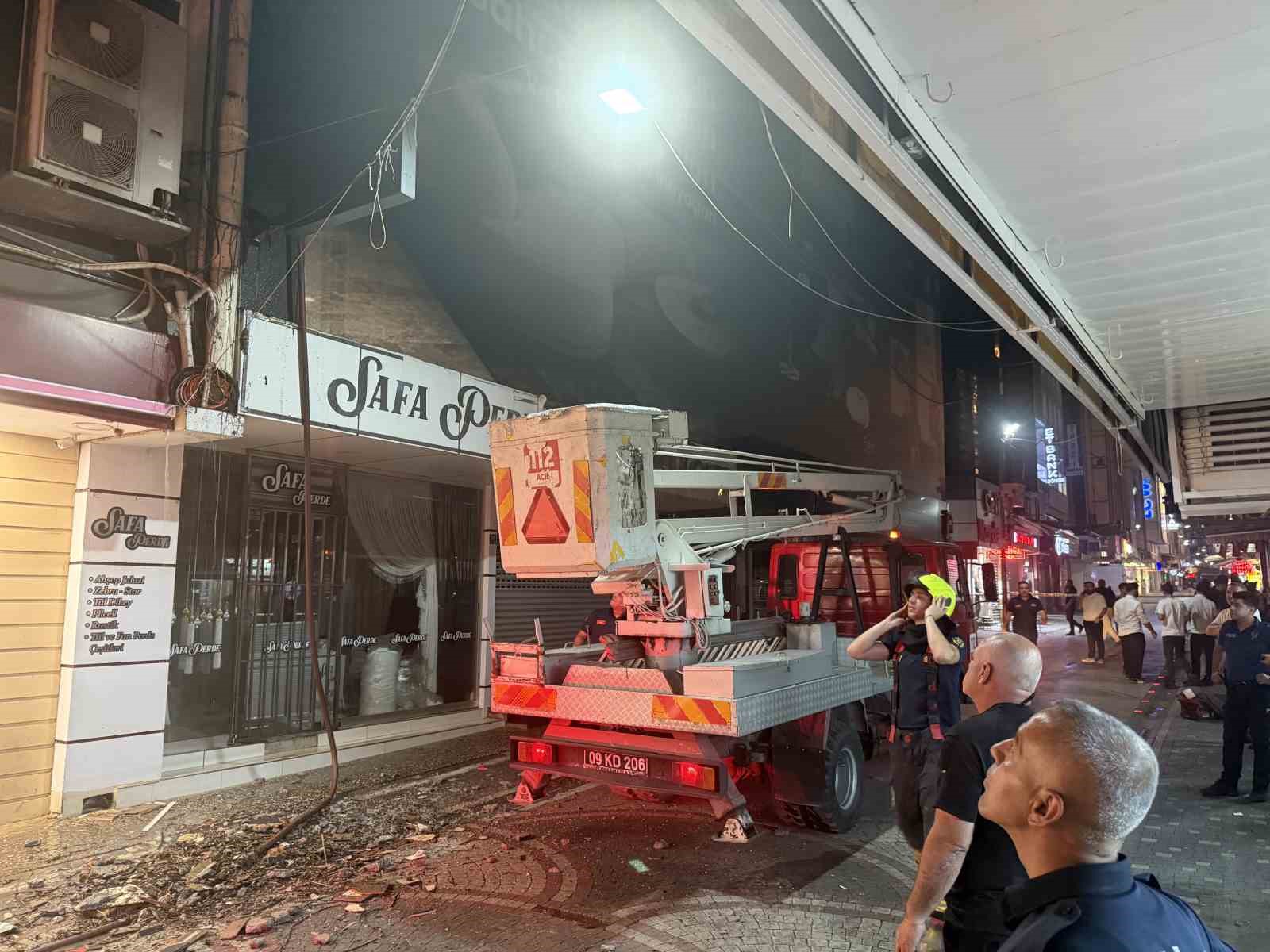 Kedi kurtarmaya geldiler, AVM’de çıkan yangını söndürdüler