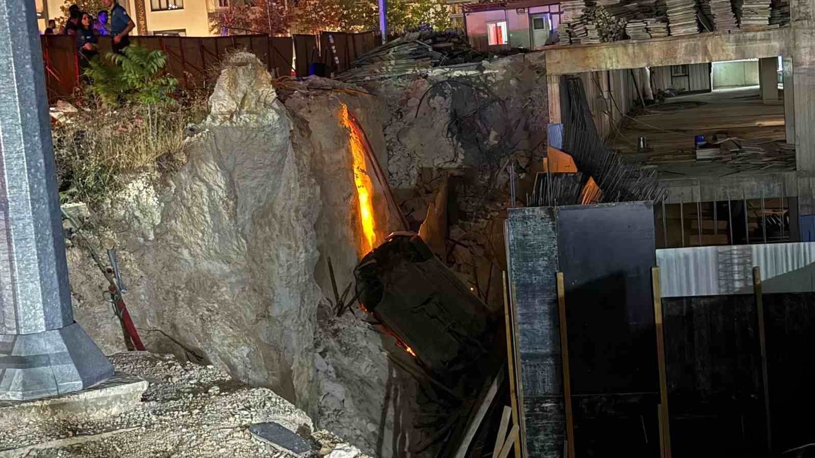Kazada savrulan araç inşaat çukuruna uçtu: 3 yaralı
