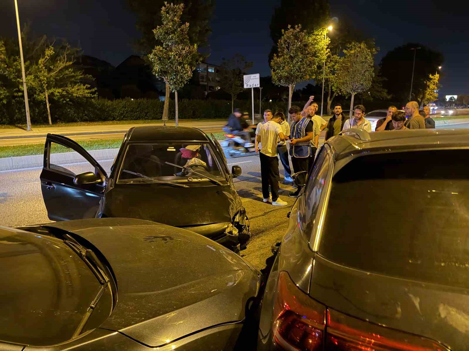 Ters yöne giren otomobil, iki araca çarptı: 1 yaralı