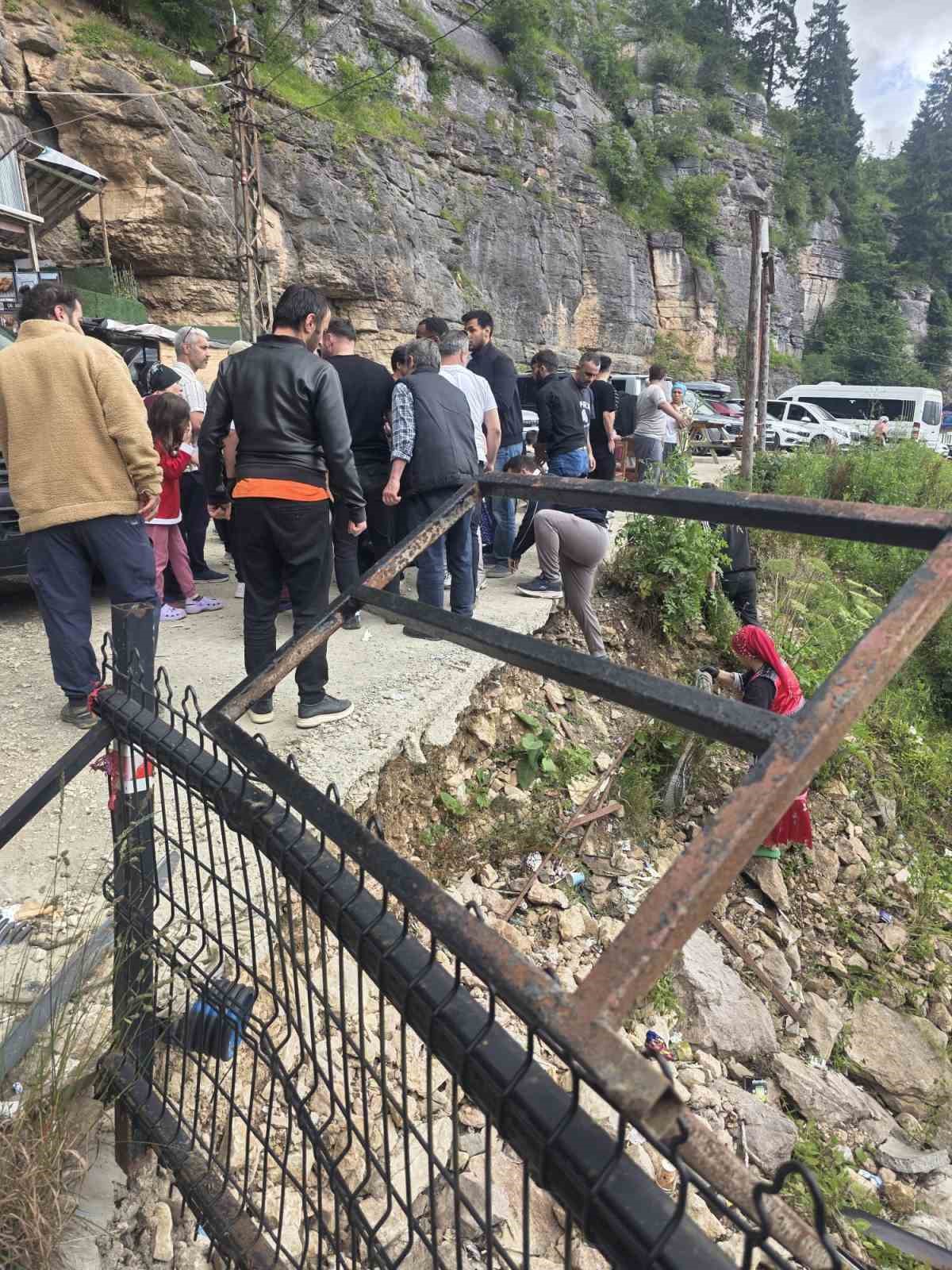 2 turist yamaçtan düşerek yaralandı