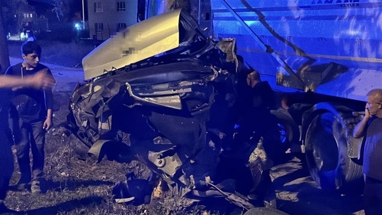 Ağaca çarpan otomobil ikiye bölündü