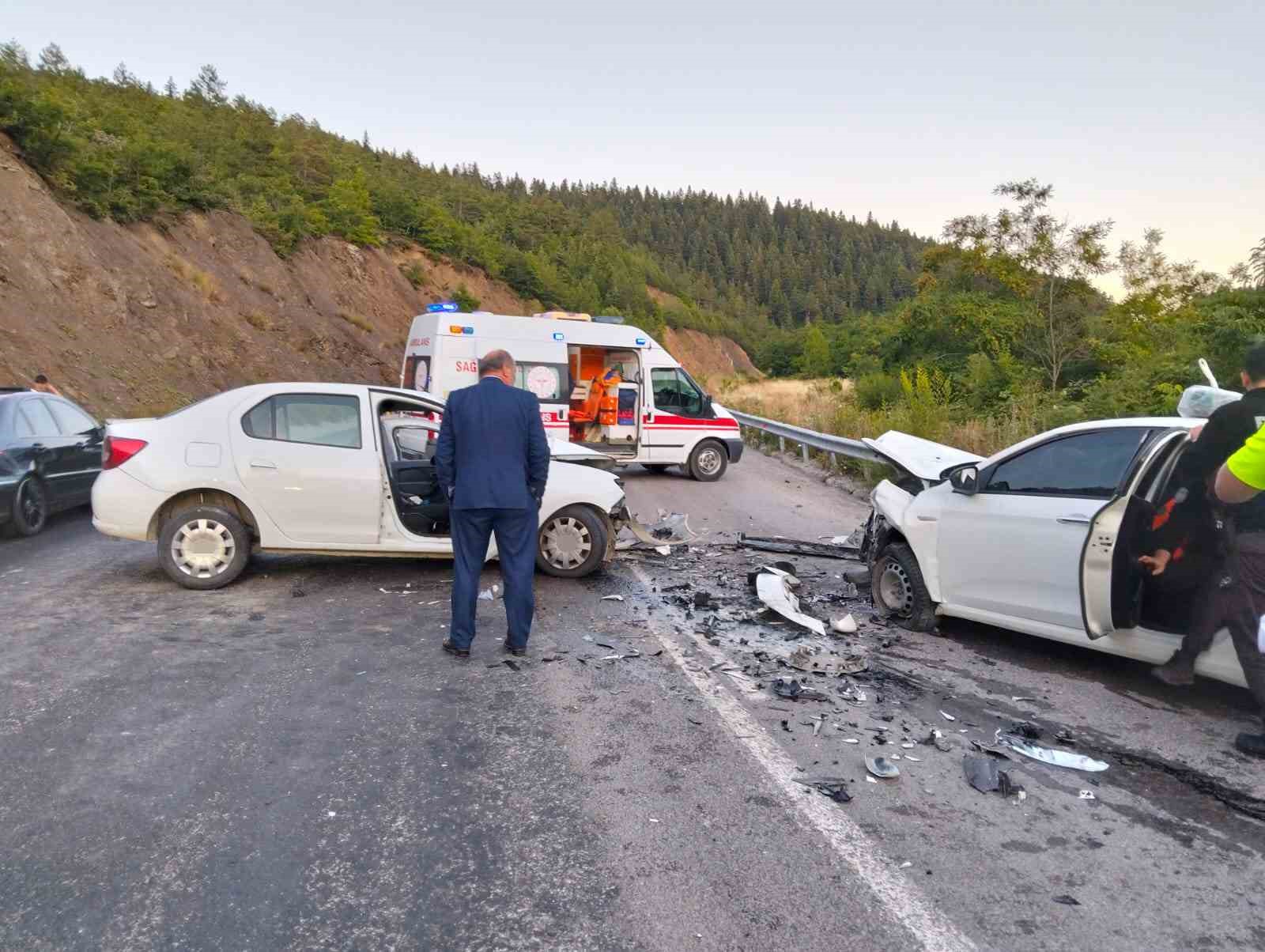 Kastamonu’da iki otomobil kafa kafaya çarpıştı: 4 yaralı