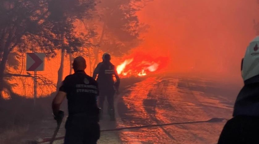 İtfaiye ekipleri alevlerle burun buruna geldi