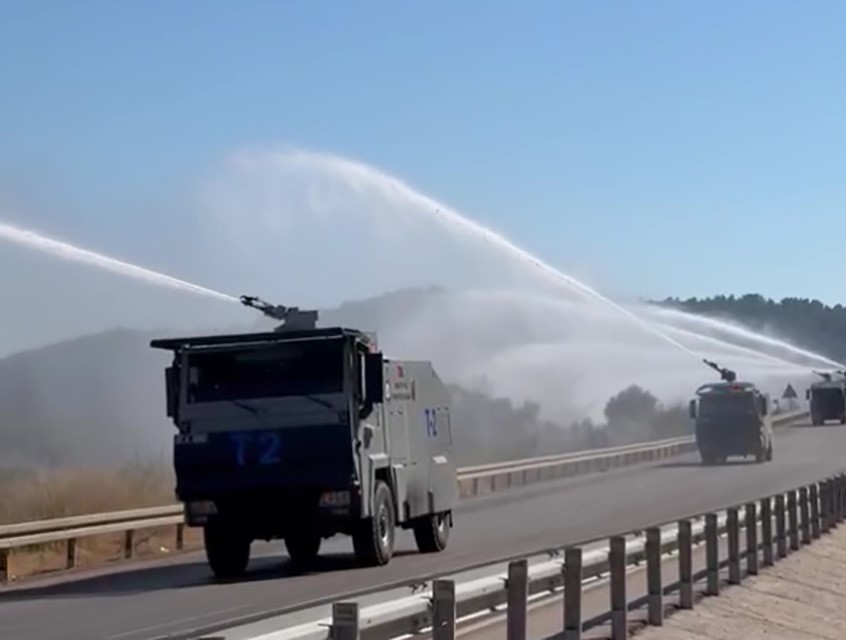 Orman yangınında peş peşe sıralanan TOMA’ların müdahalesi