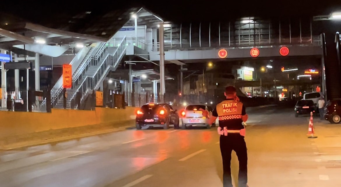 Polisin gözü önünde trafiği tehlikeye attı