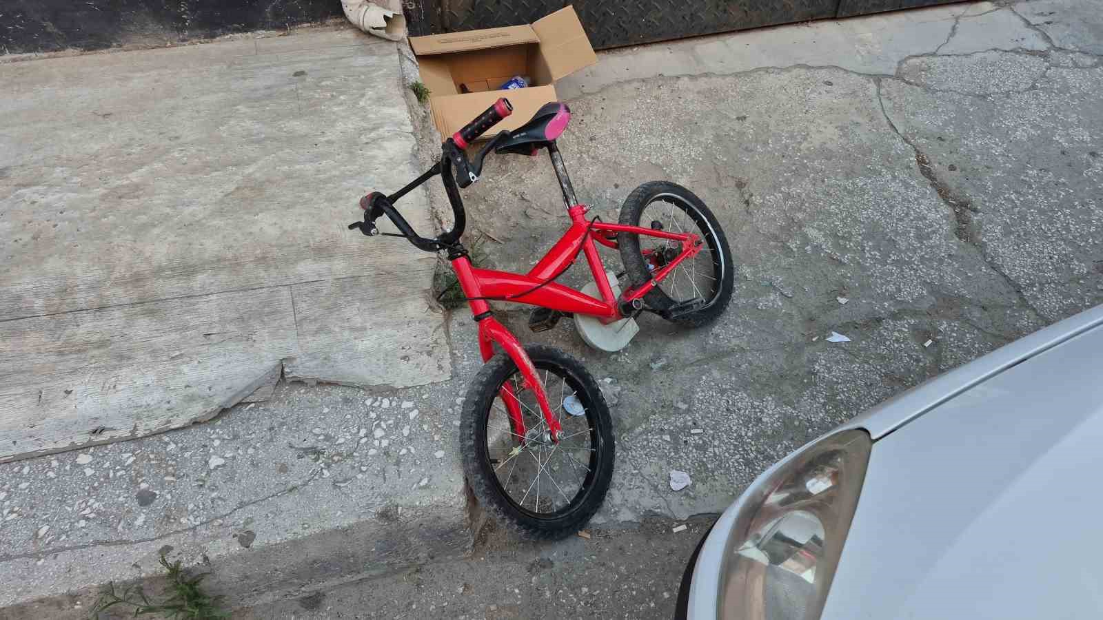 Otomobile yandan çarpan bisikletli çocuk yaralandı
