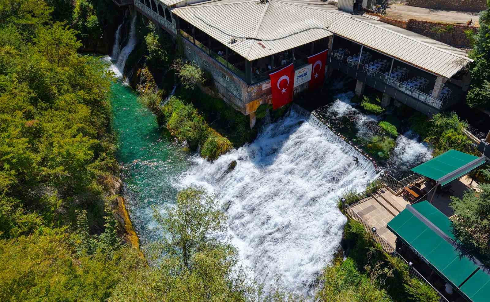 Çırçır Şelalesi turkuaz rengiyle dikkat çekiyor