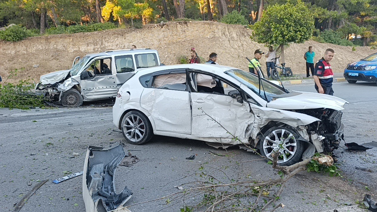 Karşı şeride geçti, ortalık savaş alanı gibi: 4 yaralı