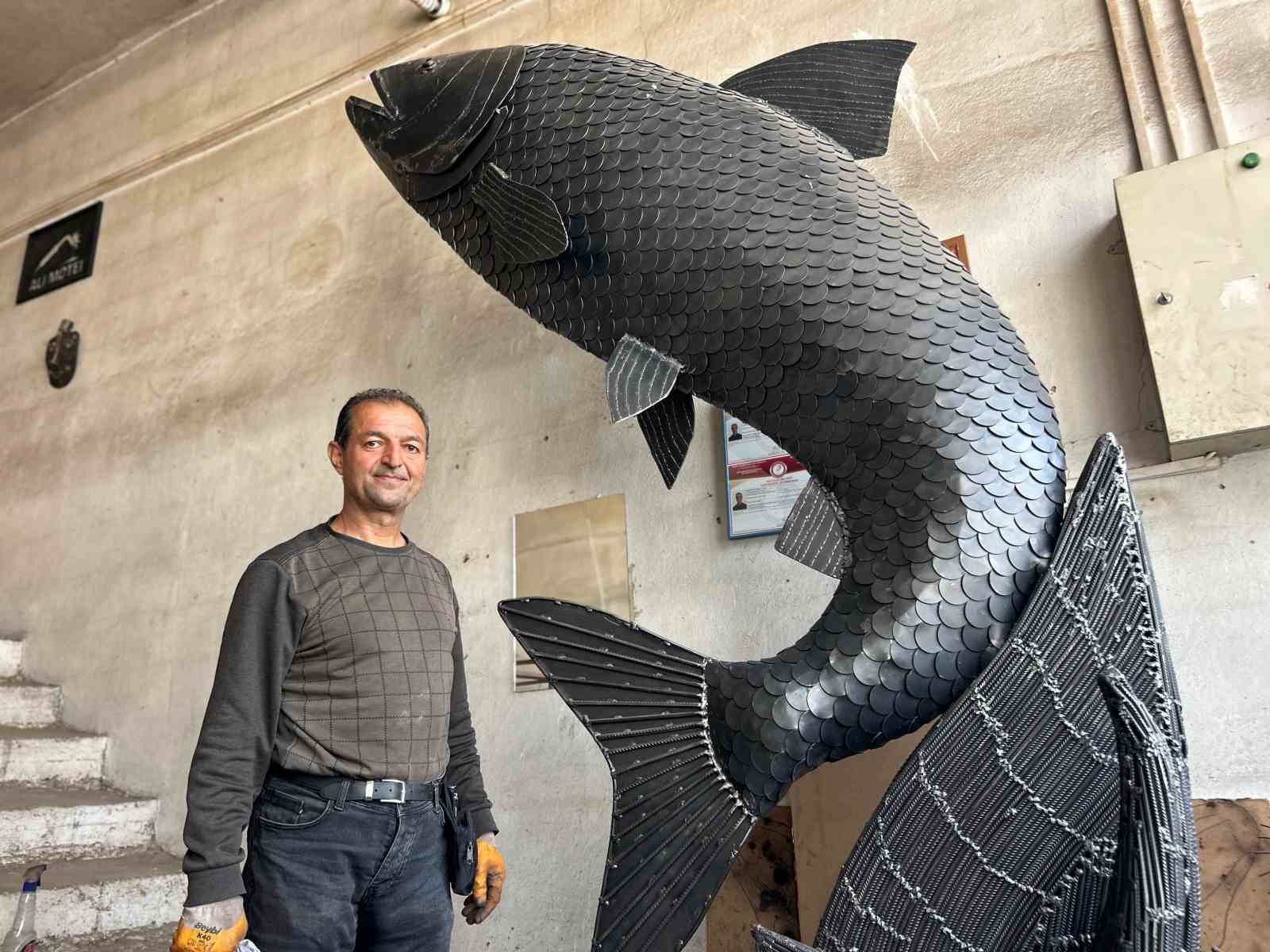 İranlı sanatçı atık metalden inci kefali tasarladı