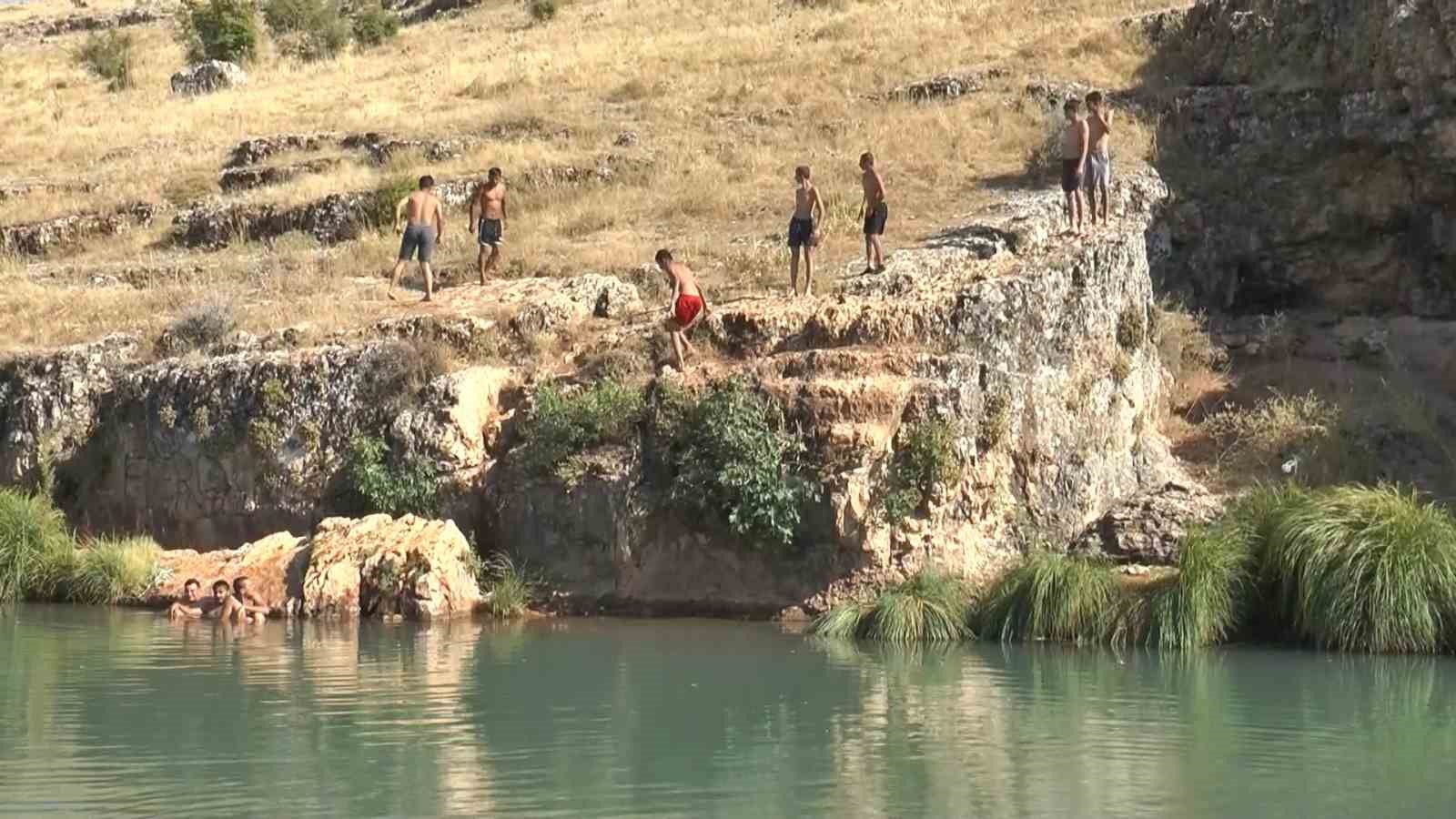 Sıcaktan bunalan gençler Sıtma Pınar Çayı’na akın etti