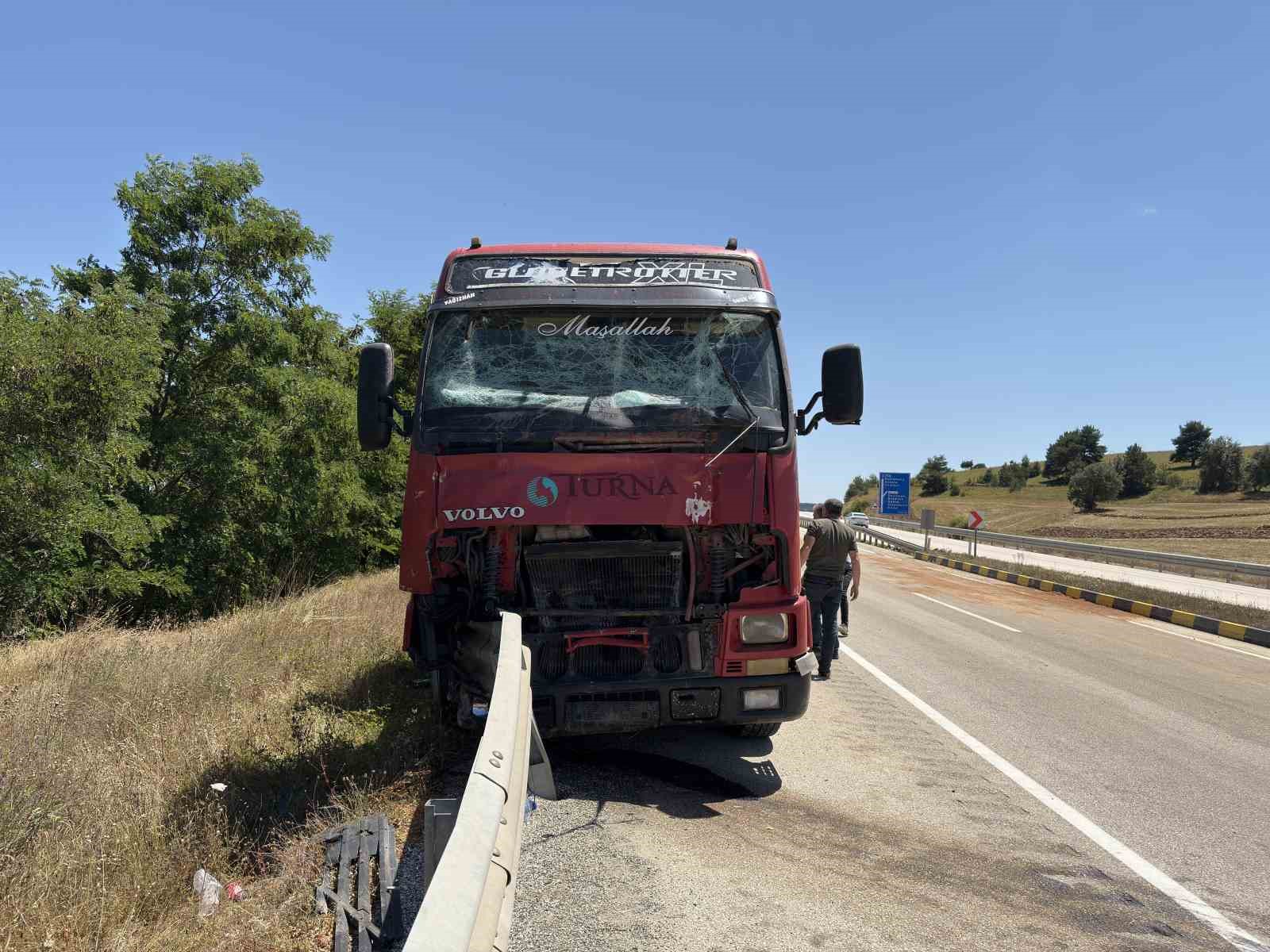 Tır ile çarpışan traktörün sürücüsü hayatını kaybetti