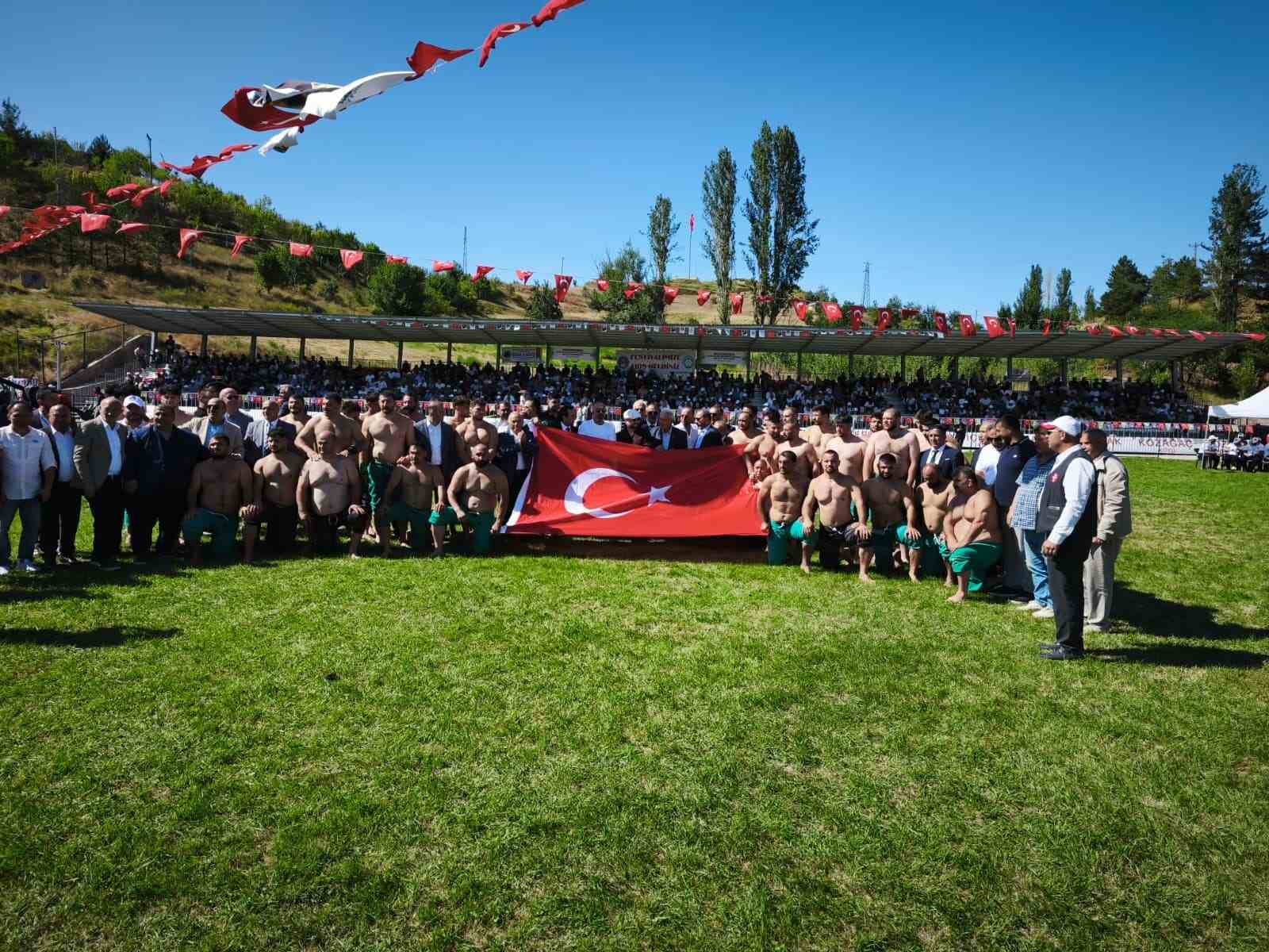 Ahmet Ayık anısına Karakucak Güreşleri nefes kesti