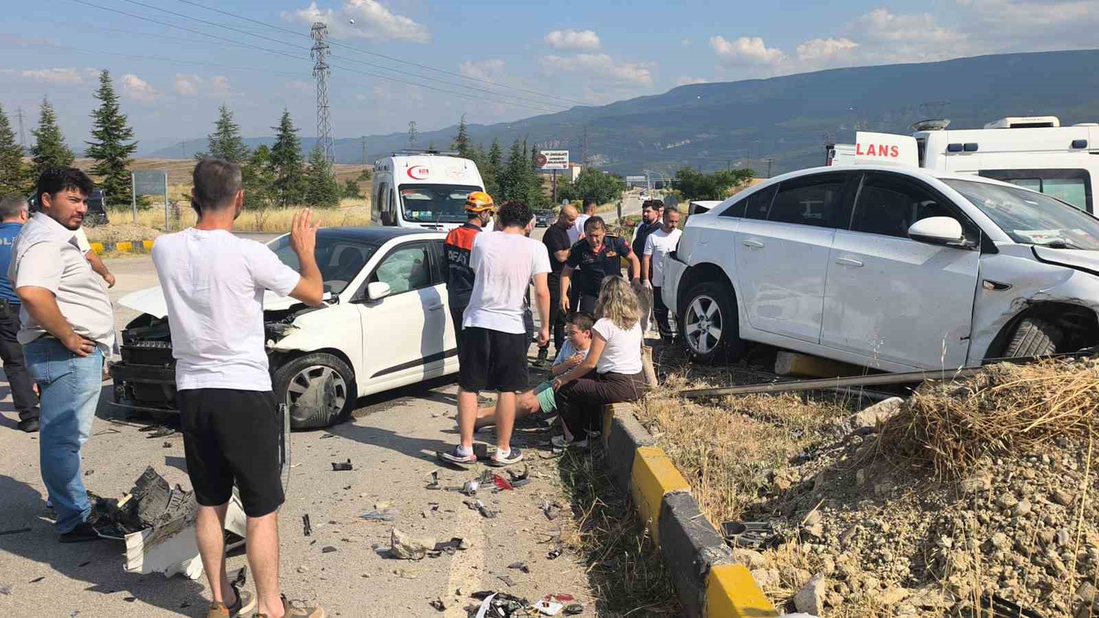 Karabük’te iki otomobil çarpıştı: 1’i ağır 7 yaralı