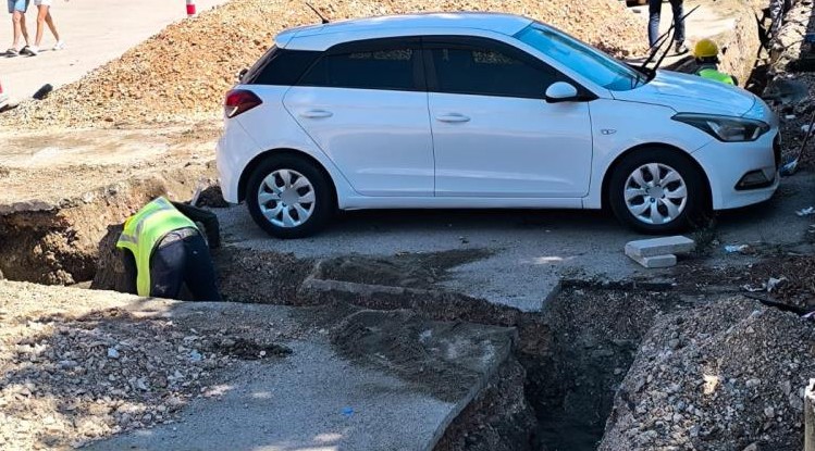 Araç sahibine ulaşılamayınca otomobilin etrafını kazdılar