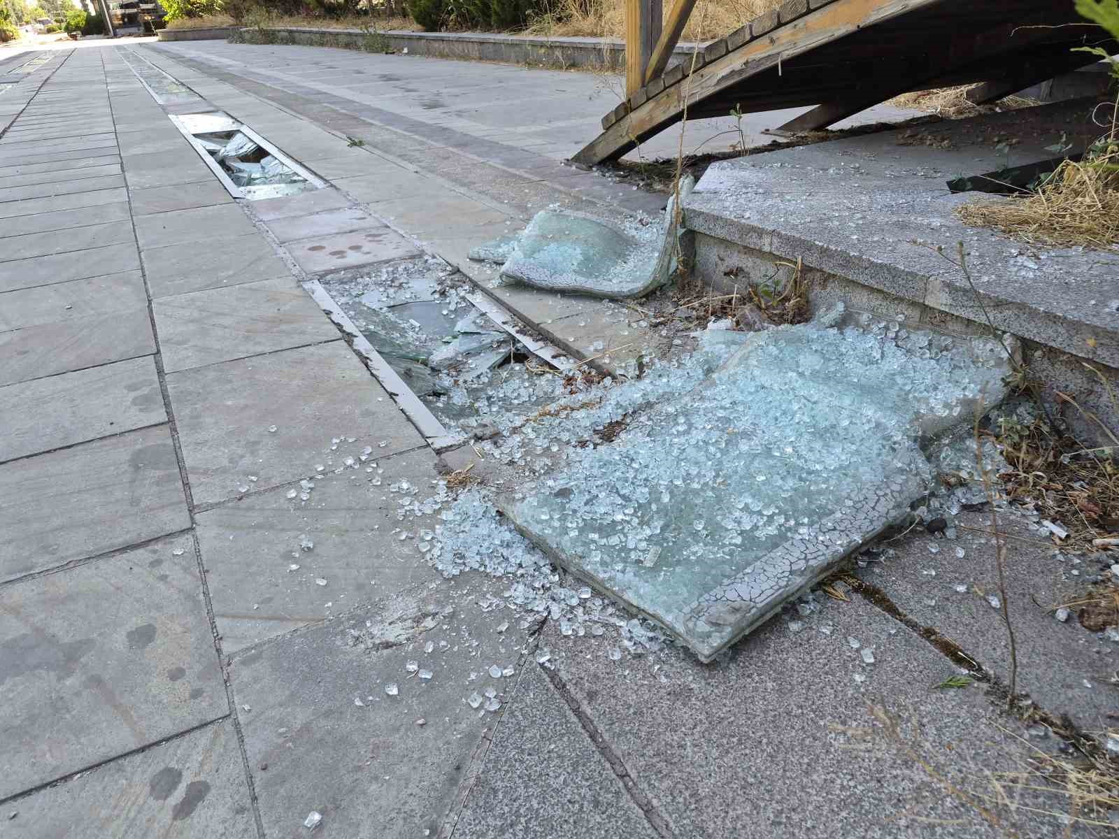 Hatboyu Caddesi vandalların hedefi oldu