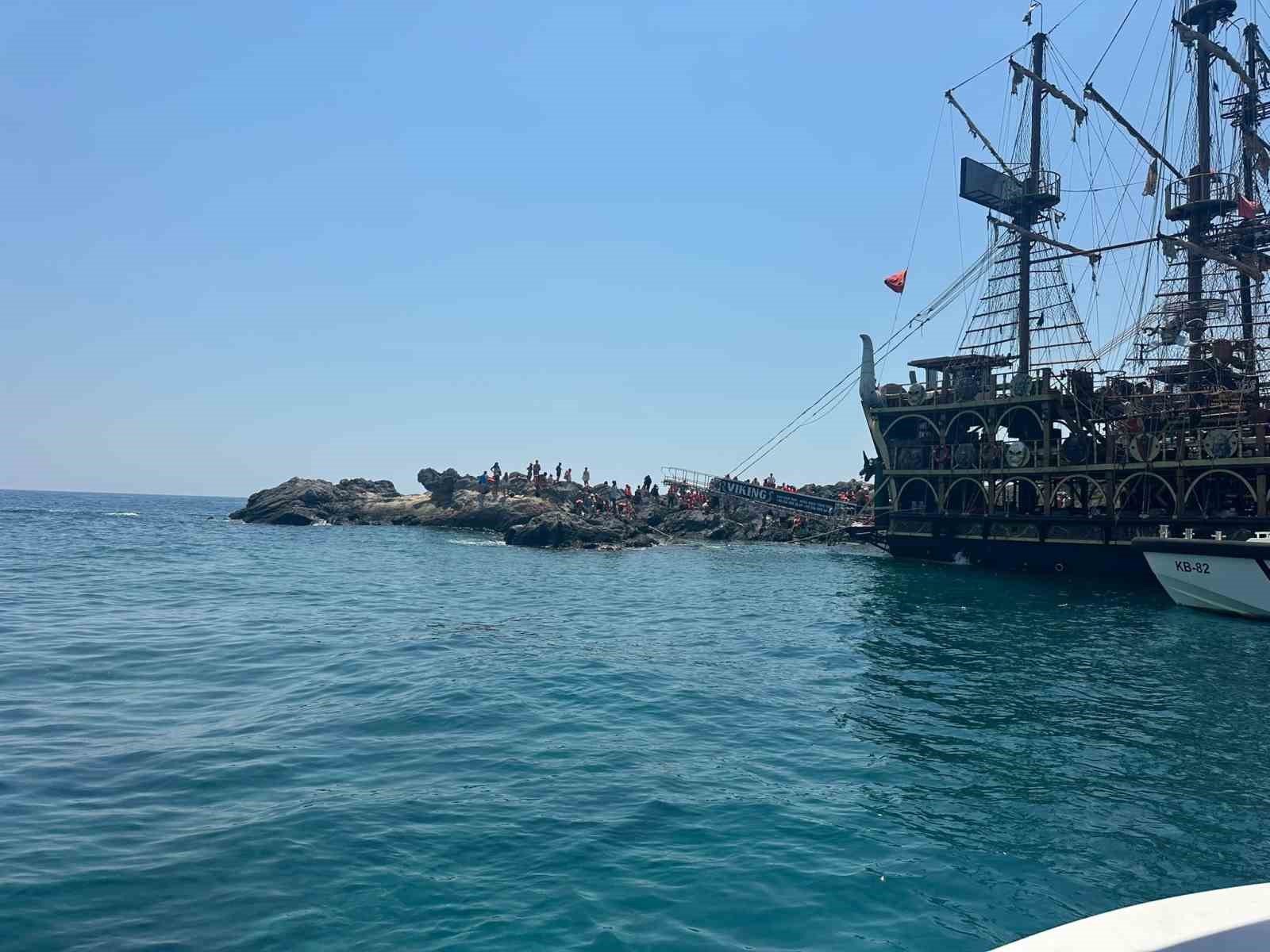 Gezi teknesi su aldı, 100 yolcu tahliye edildi