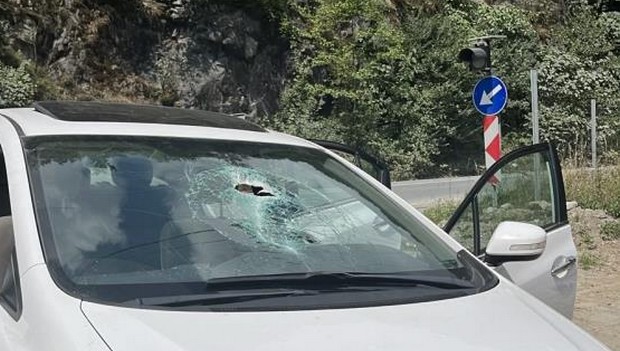 Rize’de otomobilin üzerine kaya düştü: 1 yaralı