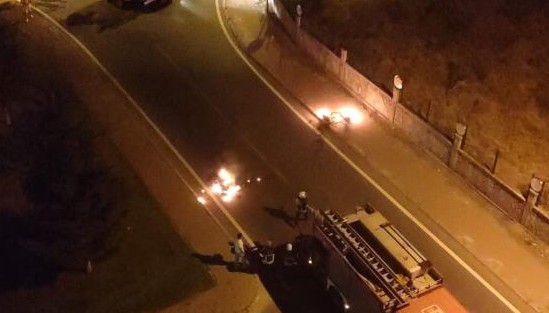 Seyir halindeki motosiklet alev alev yandı