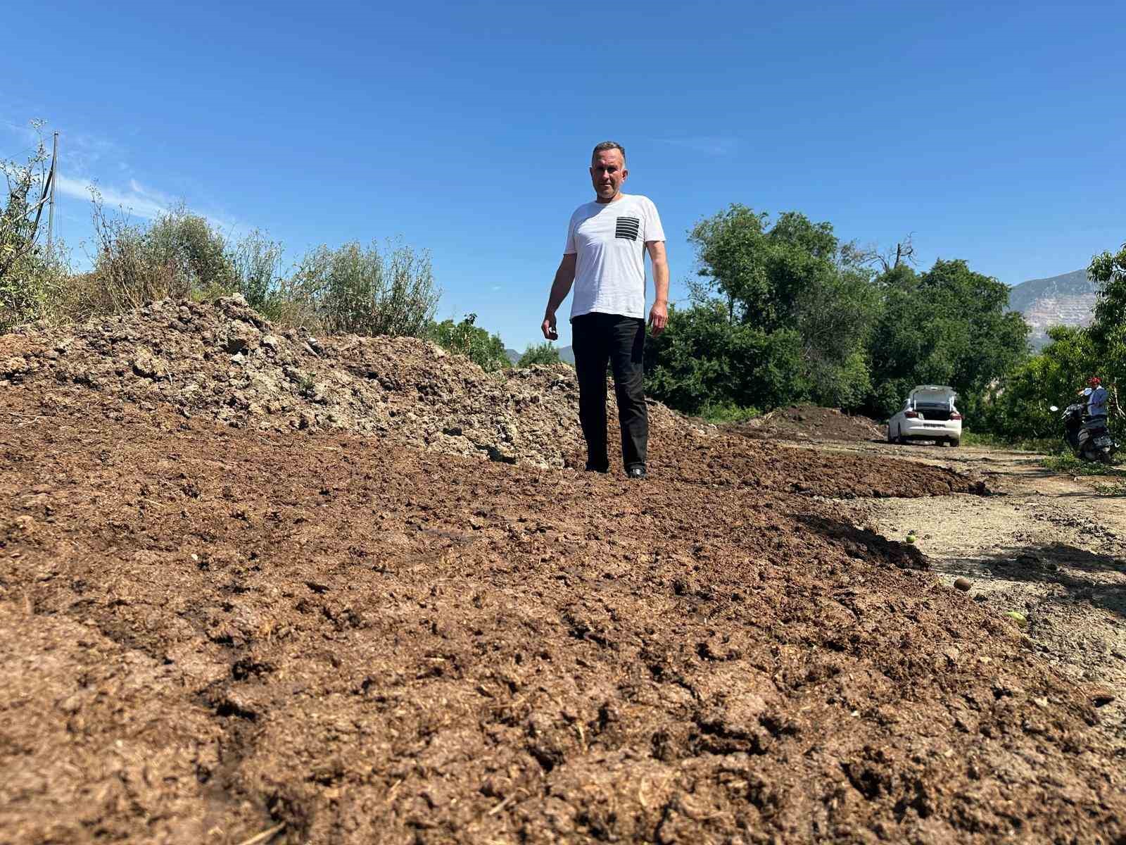 Bedava hayvansal gübreyle üretim yapıyor