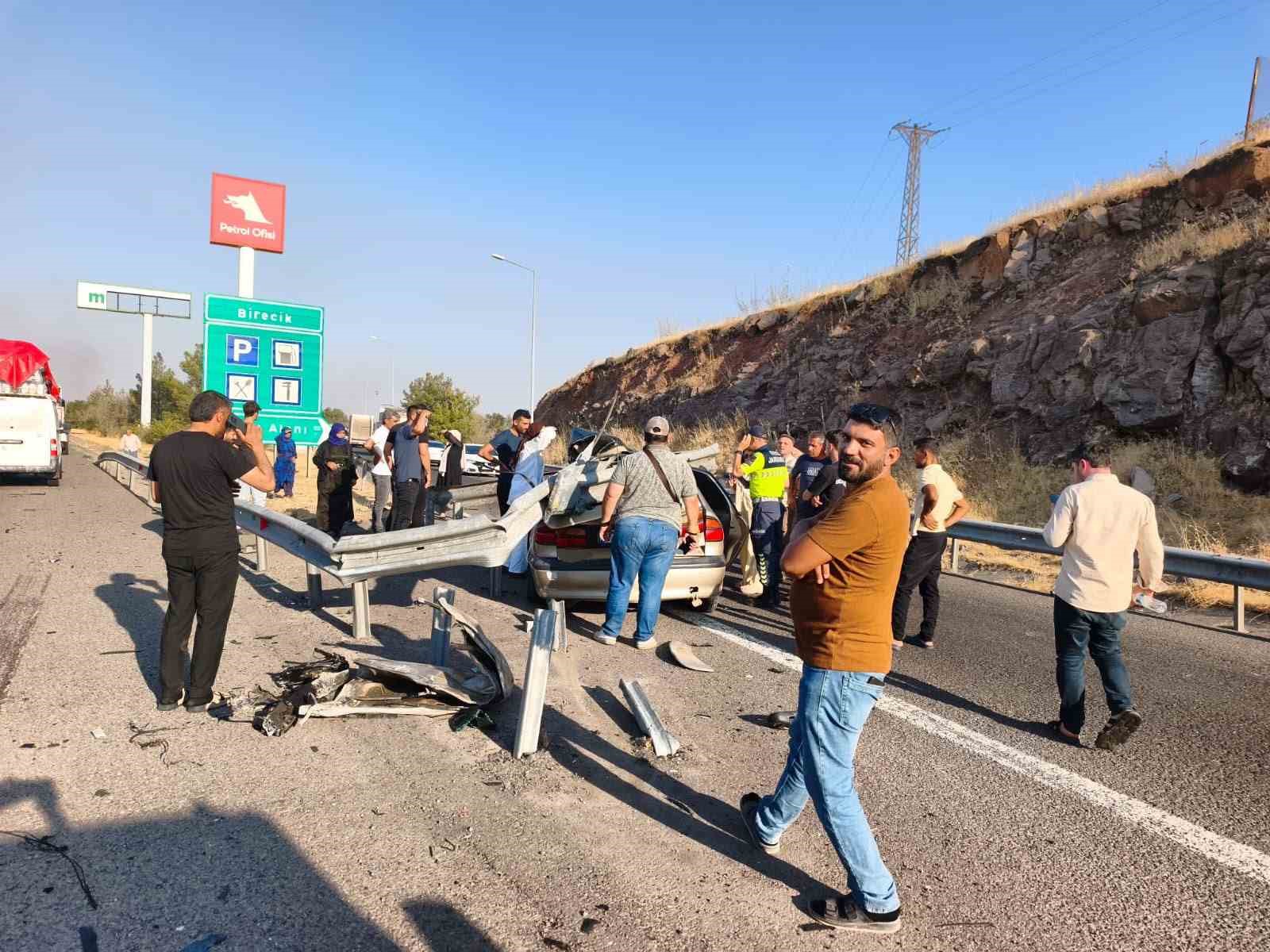 Şanlıurfa’da otomobil bariyerlere çarptı: 1 ölü, 1 yaralı