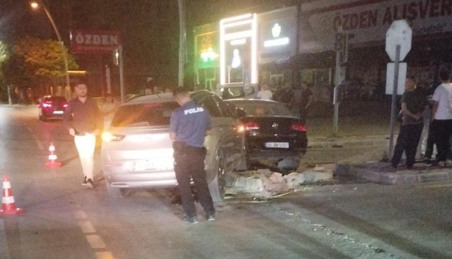 Niğde’de iki otomobil çarpıştı: 4 yaralı