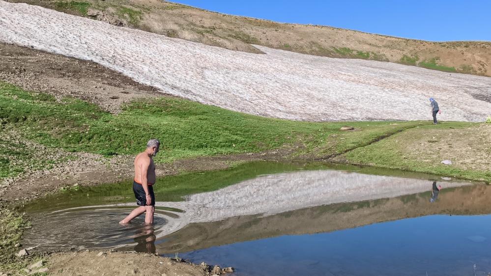 Kurtik Dağı’nda yaz mevsiminde eşsiz kar manzarası