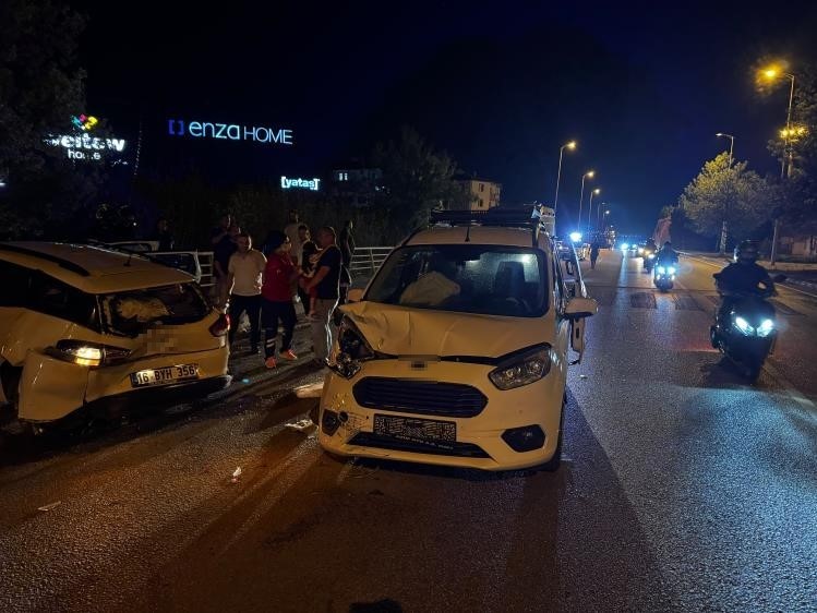 Karabük’te hafif ticari araç otomobile çarptı: 7 yaralı