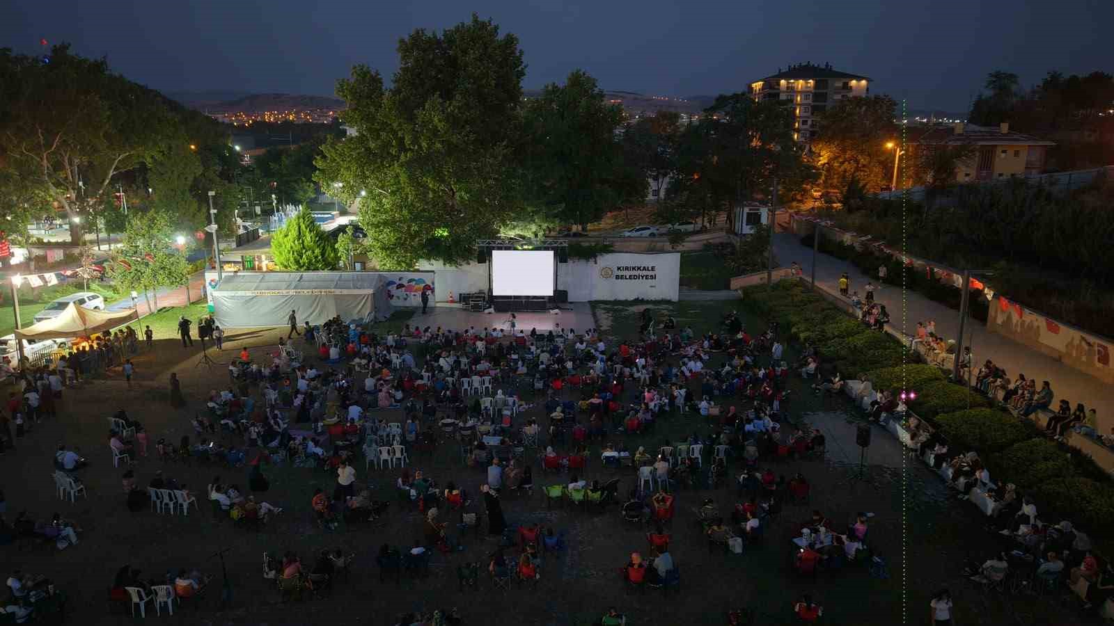 Kırıkkale’de çocuklar açık havada sinema keyfi yaşadı