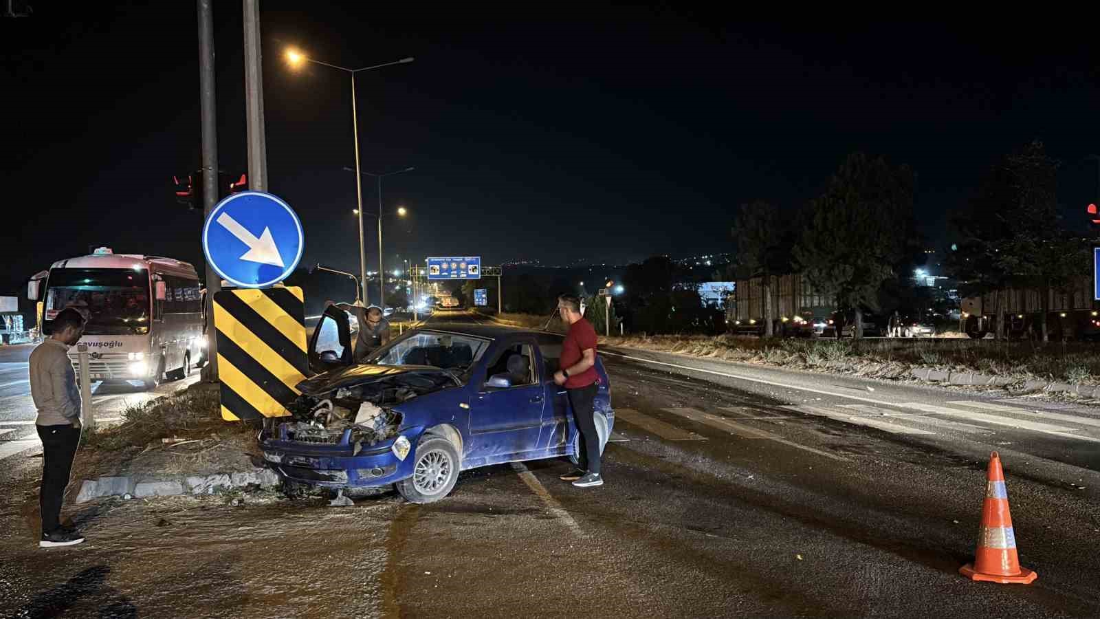 Bolu’da kırmızı ışıkta geçen otomobil kamyonla çarpıştı