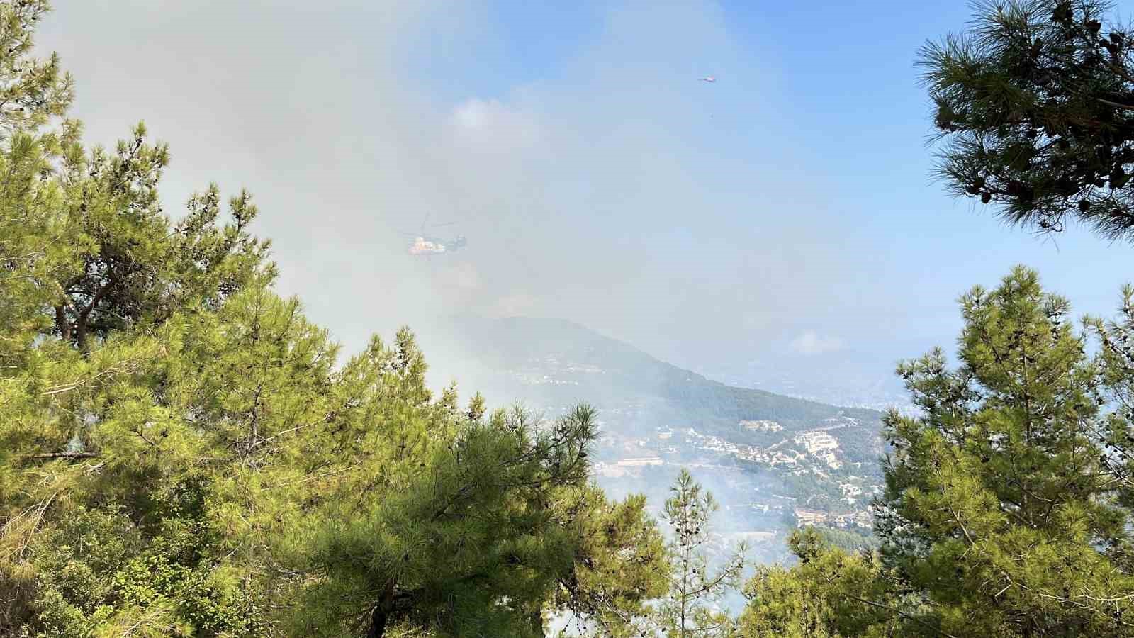Antalya’da iki ilçede orman yangınına müdahale ediliyor