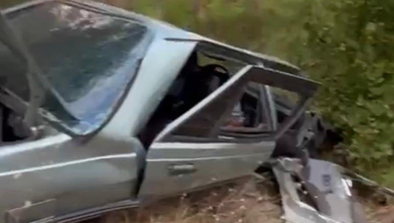 Uçuruma yuvarlanan otomobilin sürücüsü yaralandı