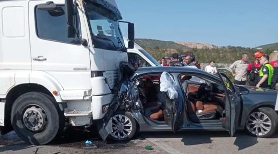 Kamyonet otomobile çarptı, yaşlı kadın hayatını kaybetti