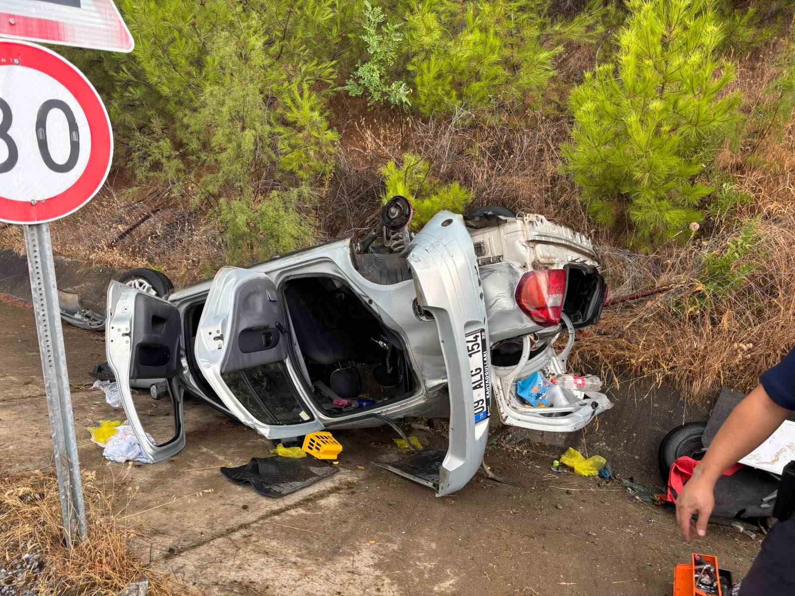 Aydın’da şarampole yuvarlanan otomobil takla attı: 5 yaralı