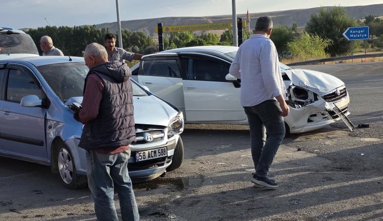 Sivas’ta üç otomobil çarpıştı: 7 yaralı