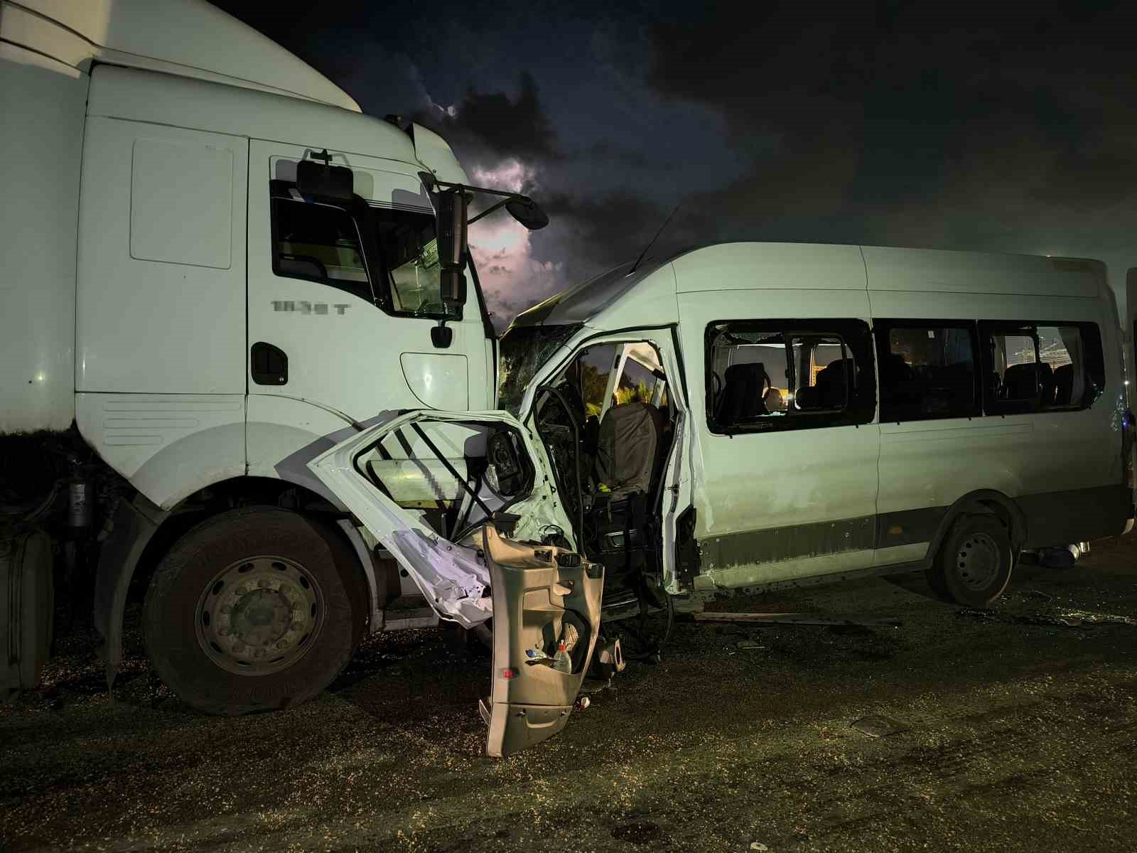 İşçi servisi tırla kafa kafaya çarpıştı: 1 ölü, 15 yaralı