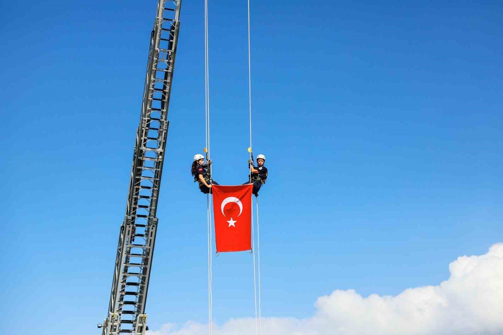 Türk bayrağı metrelerce yükseklikten indirildi