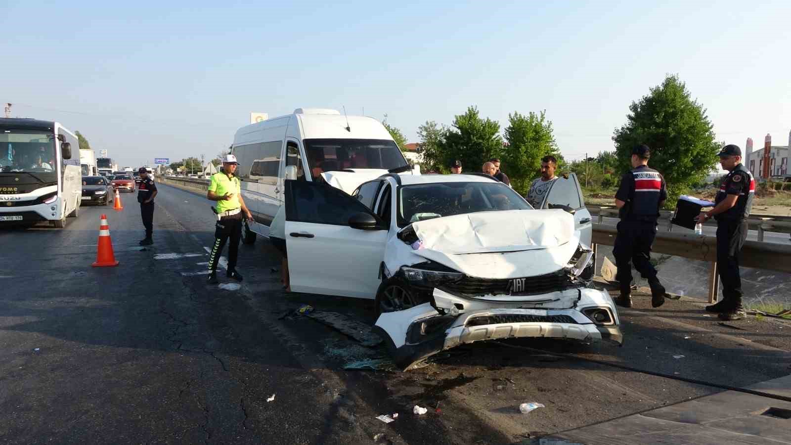 Antalya’da kazada ortalık savaş alanına döndü: 17 yaralı