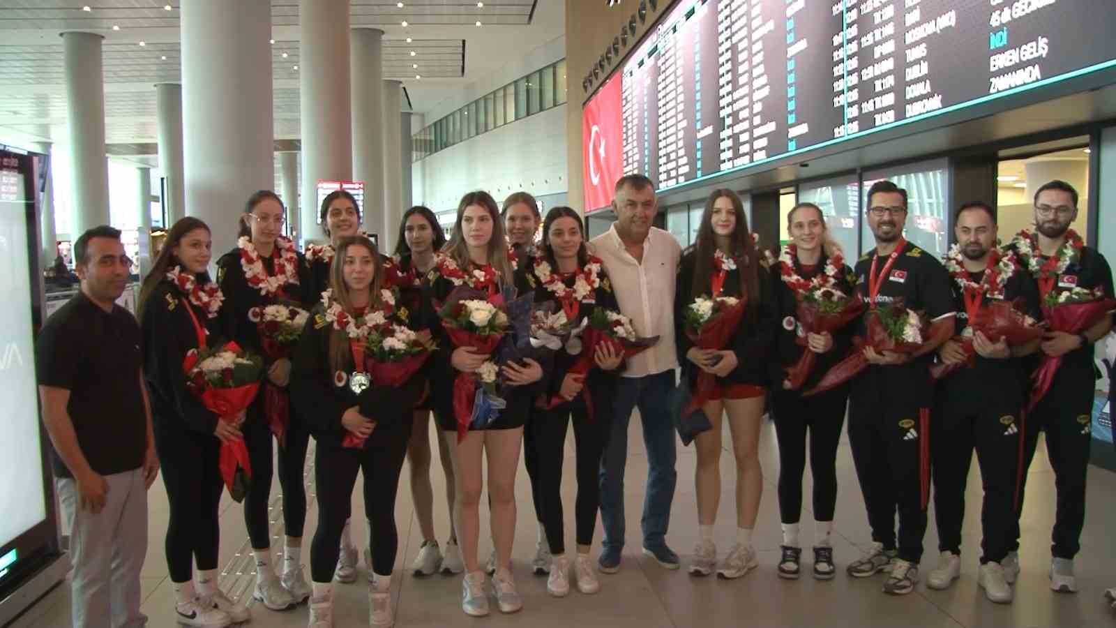 U17 Kız Voleybol Milli Takımı çiçeklerle karşılandı