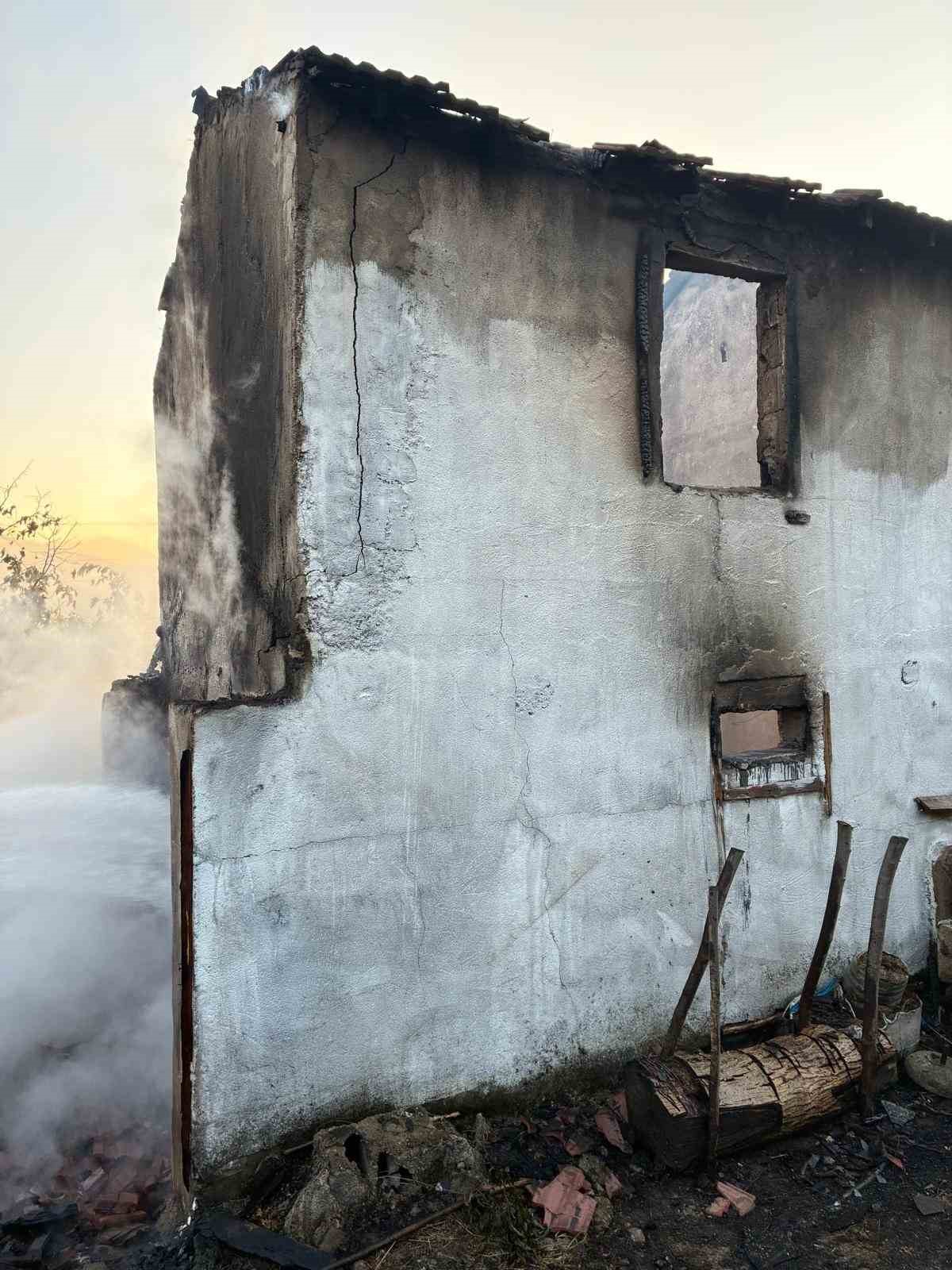 Bağ evinde çıkan yangın tarım makinelerini de kül etti