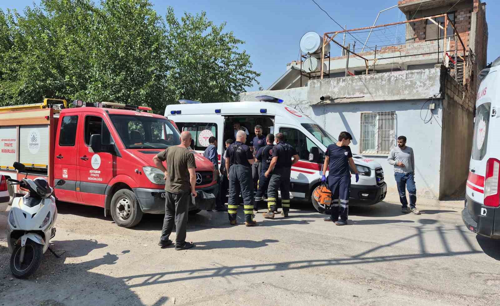 Yıkmaya çalıştığı ev üzerine çöktü: 1 yaralı