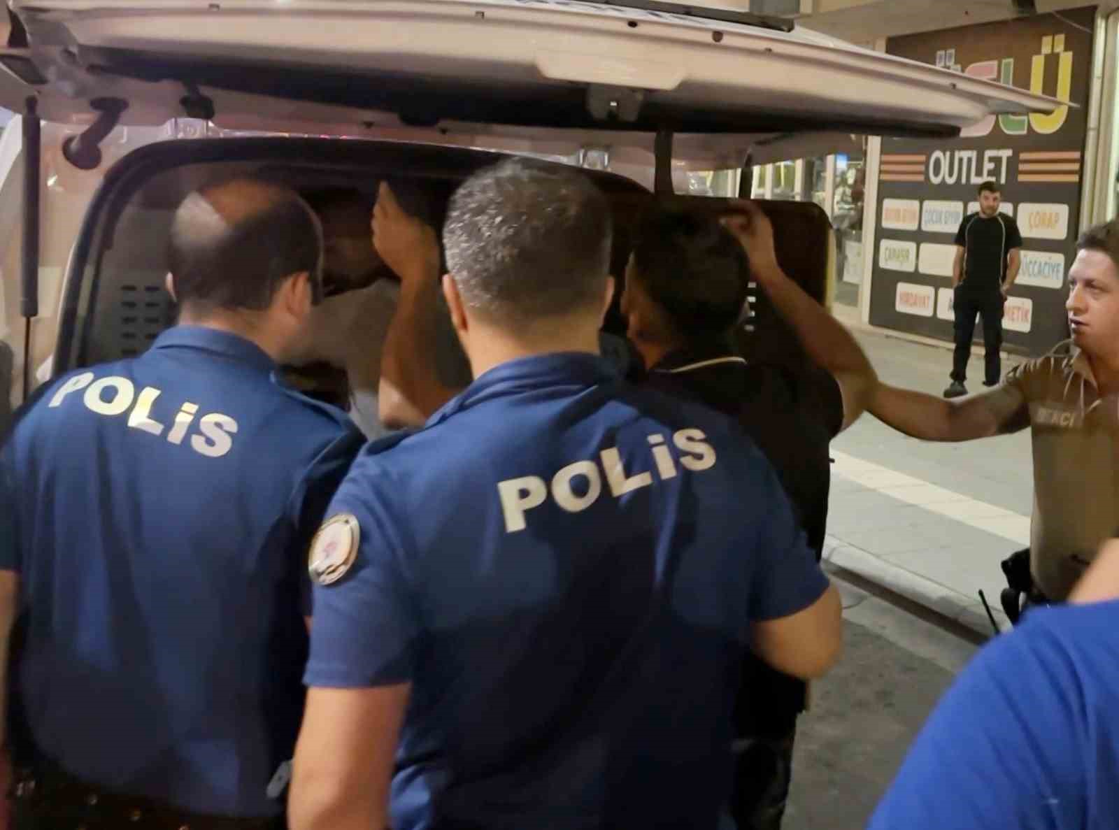 Biri oynayarak, diğeri zorla gözaltına alındı