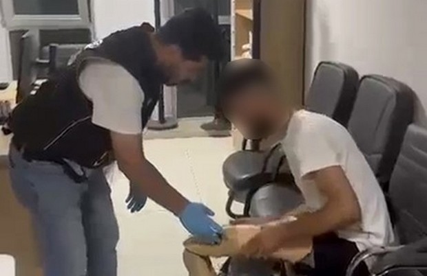 Protez bacağından uyuşturucu çıktı