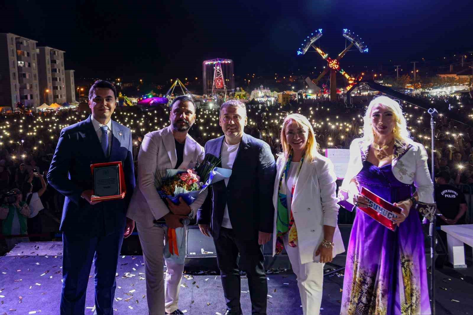 Alişan konserini 25 bin kişi izledi