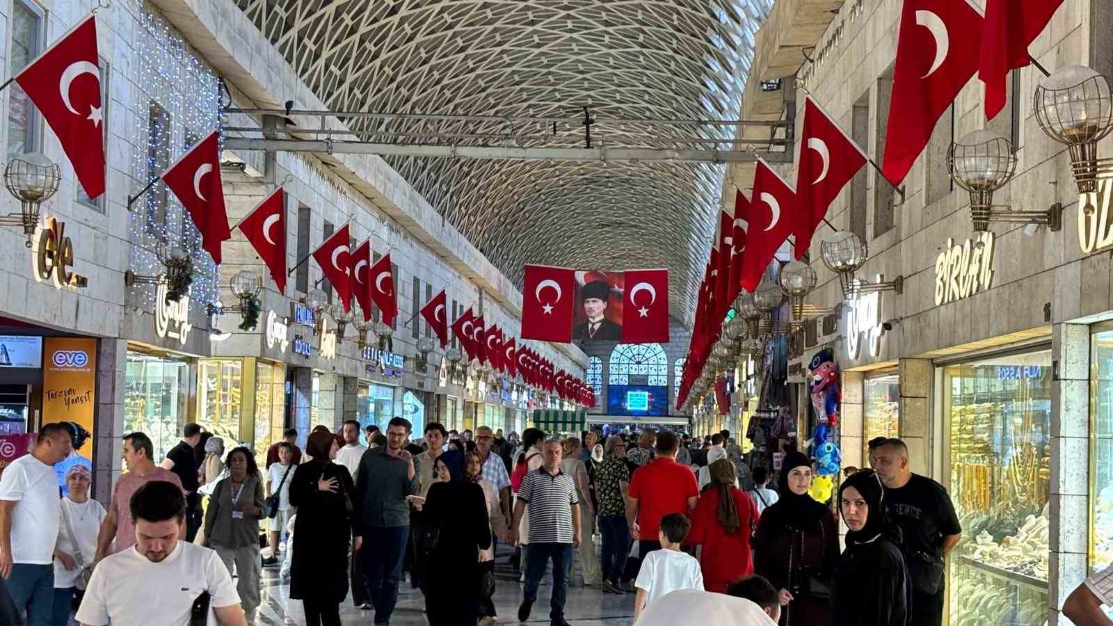 Bursa’da Tarihi Kapalı Çarşı Türk bayraklarıyla donatıldı