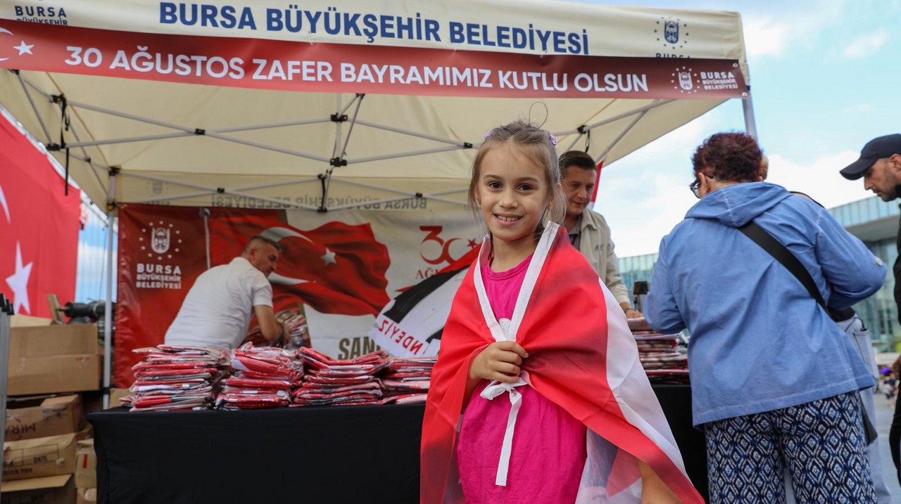 Bursa'da Zafer coşkusu ay yıldız ile taçlandı