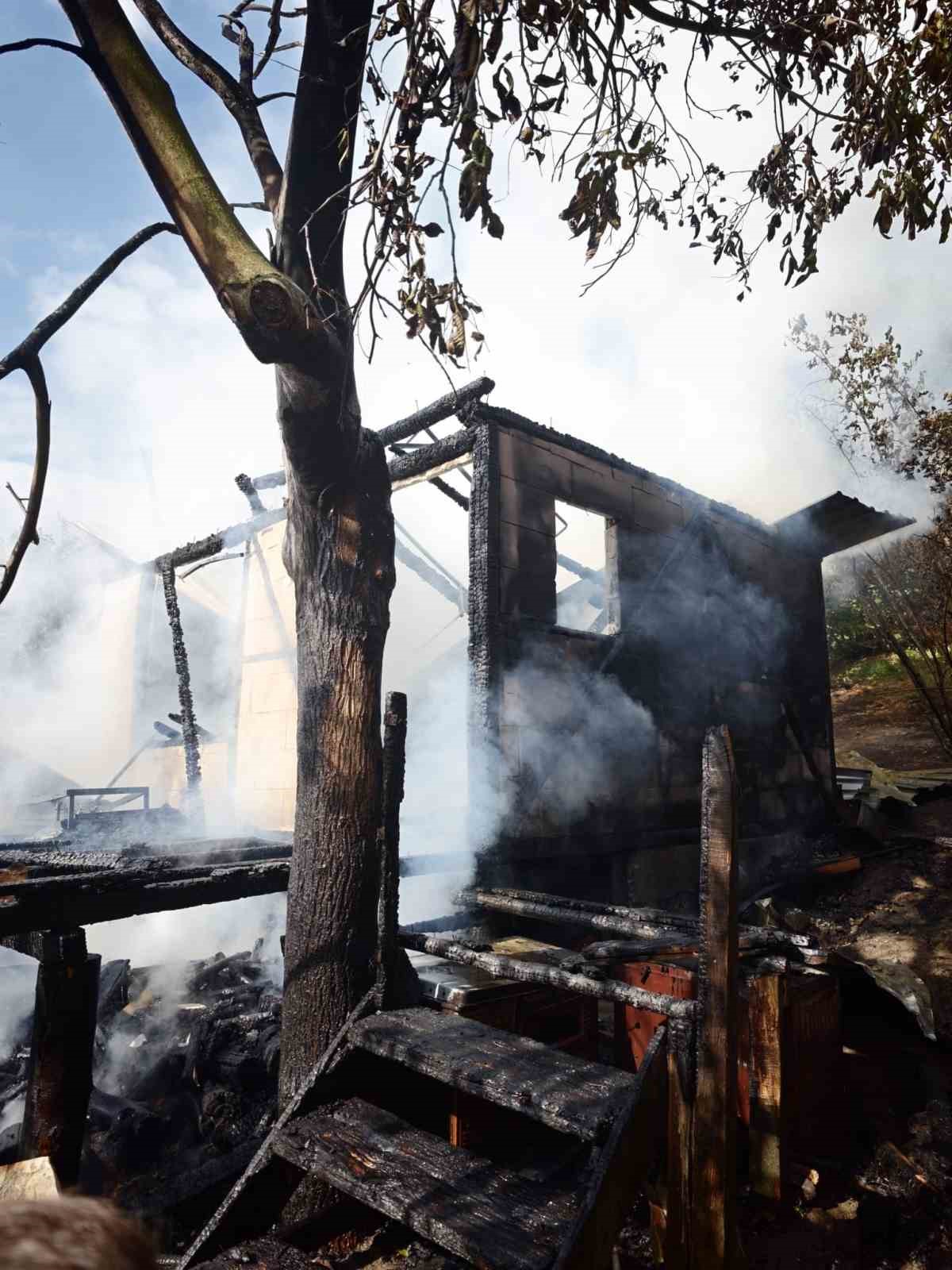 İnegöl’de yangında harabeye döndü