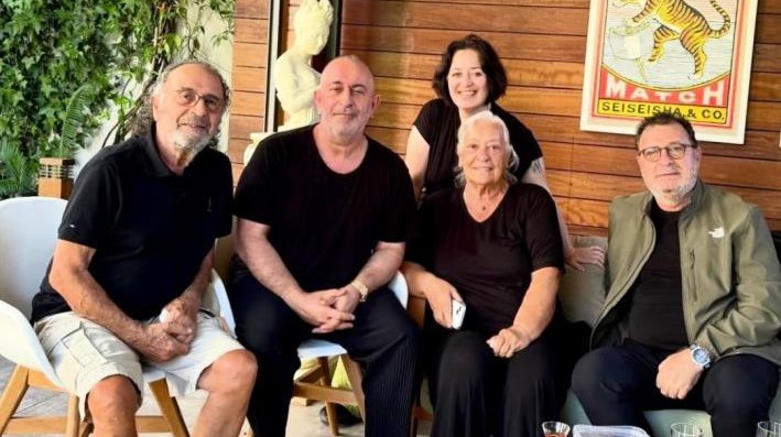 Kalp krizi geçiren Cem Yılmaz’dan mutlu aile fotoğrafı