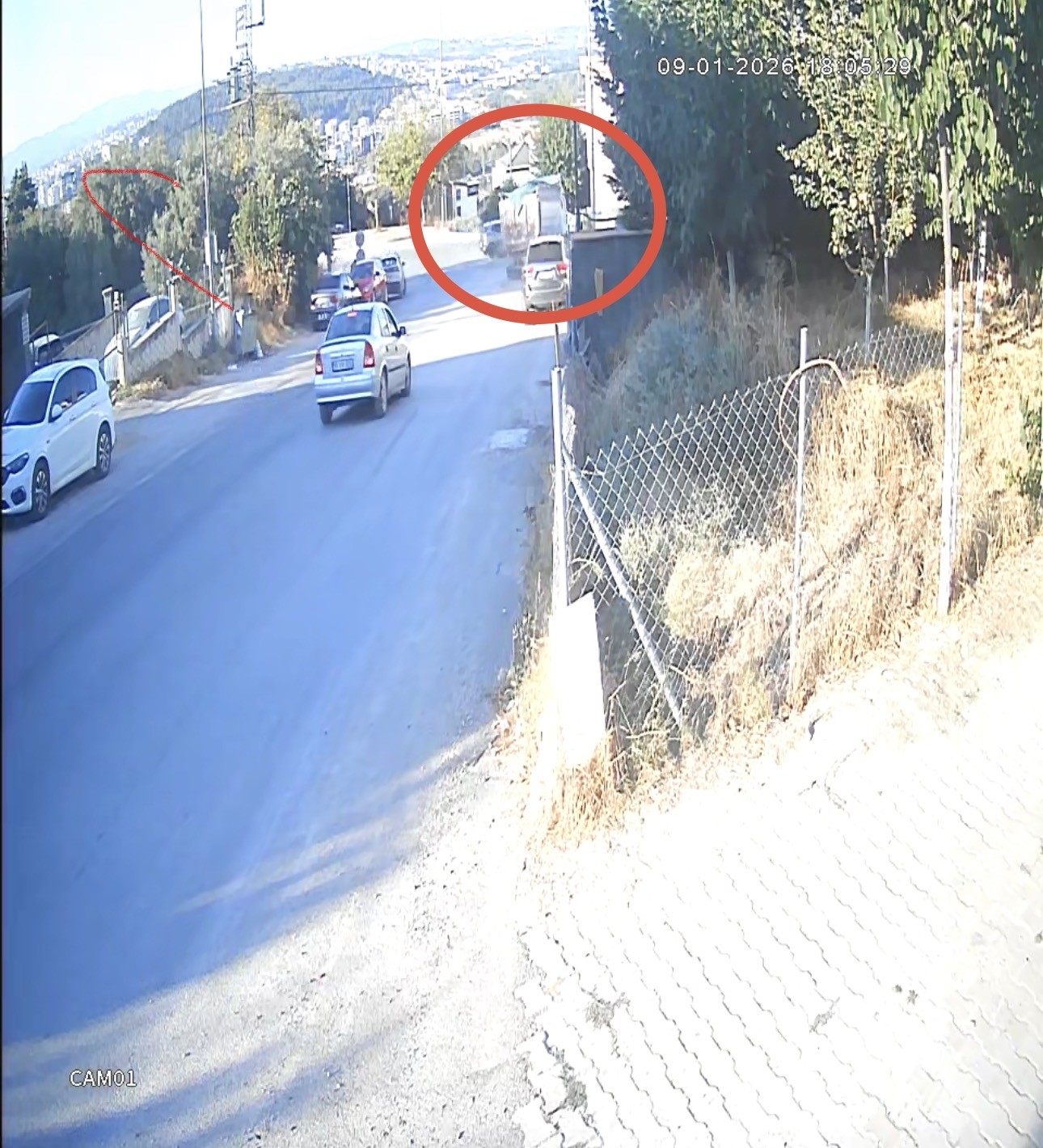 Hafriyat kamyonu iki aracı biçip bahçeye uçtu: 1 yaralı