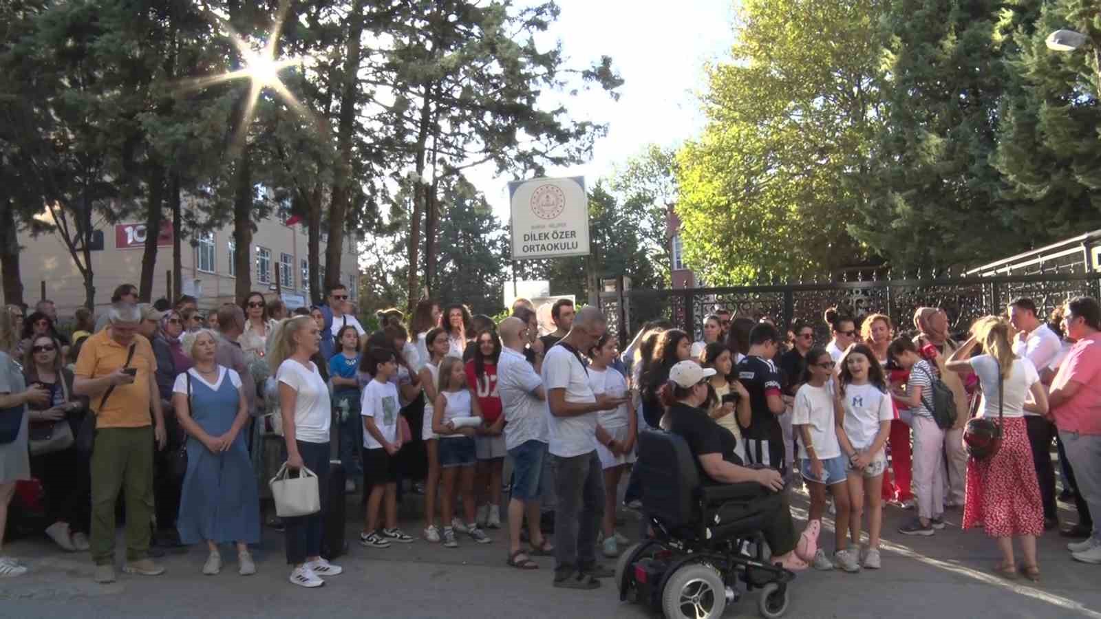 Velileri okul önünde toplandı: Çocuklarımız güvende olsun